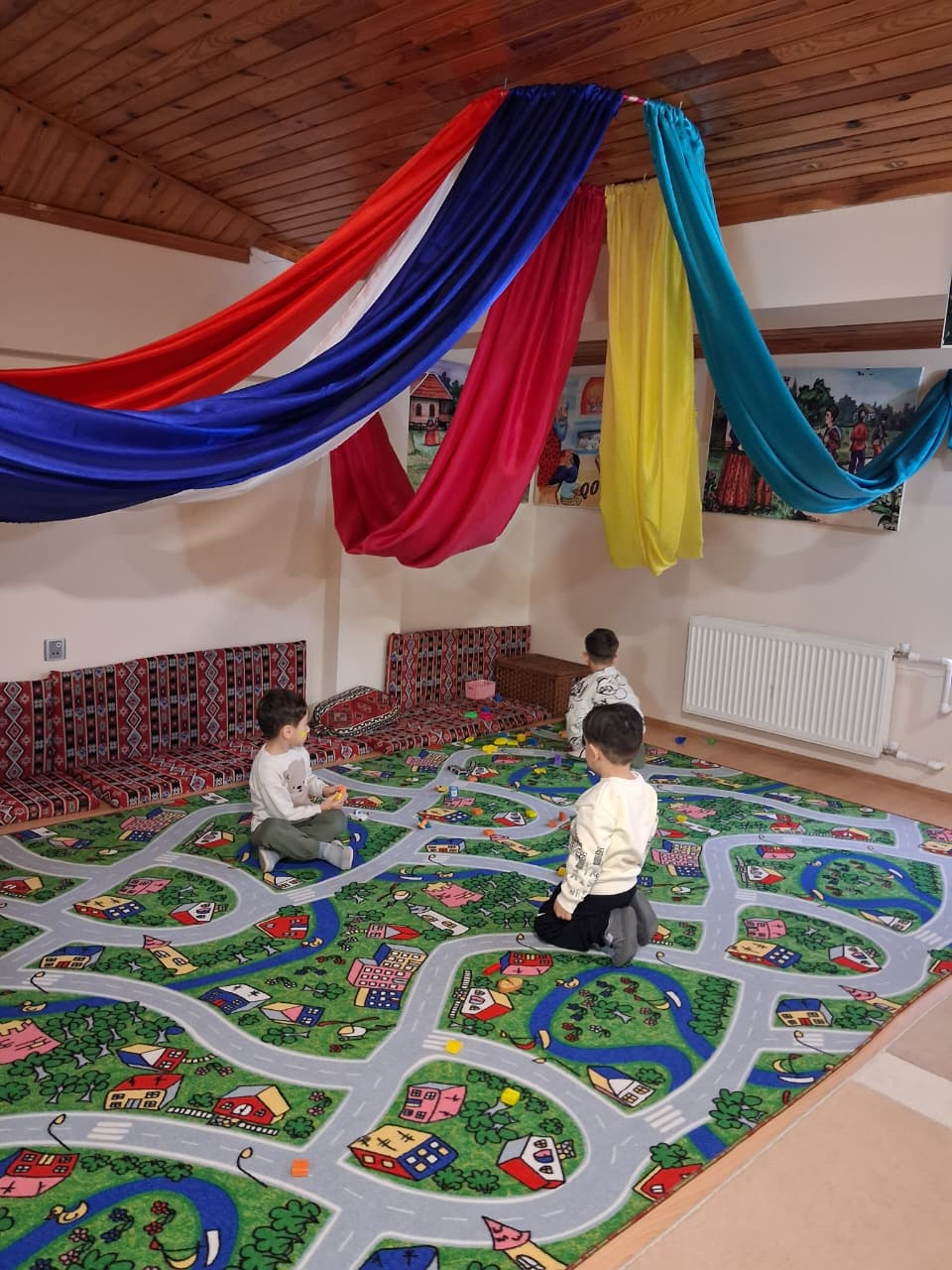 Pöhrə uşaq bağçasının nağıl otağı - kitab rəfləri, yastıqlar və oxu küncü