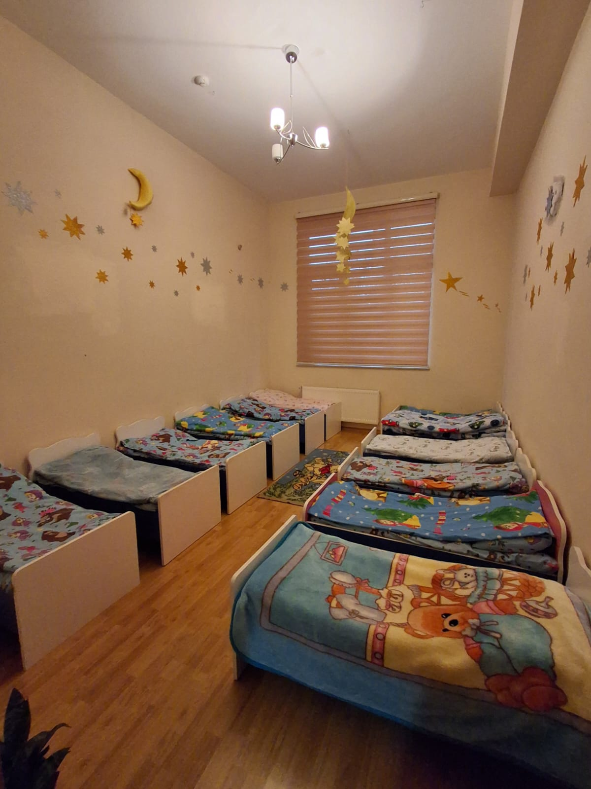 Pöhrə uşaq bağçasının yataq otağı - uşaq çarpayıları və yumşaq yataq dəstləri