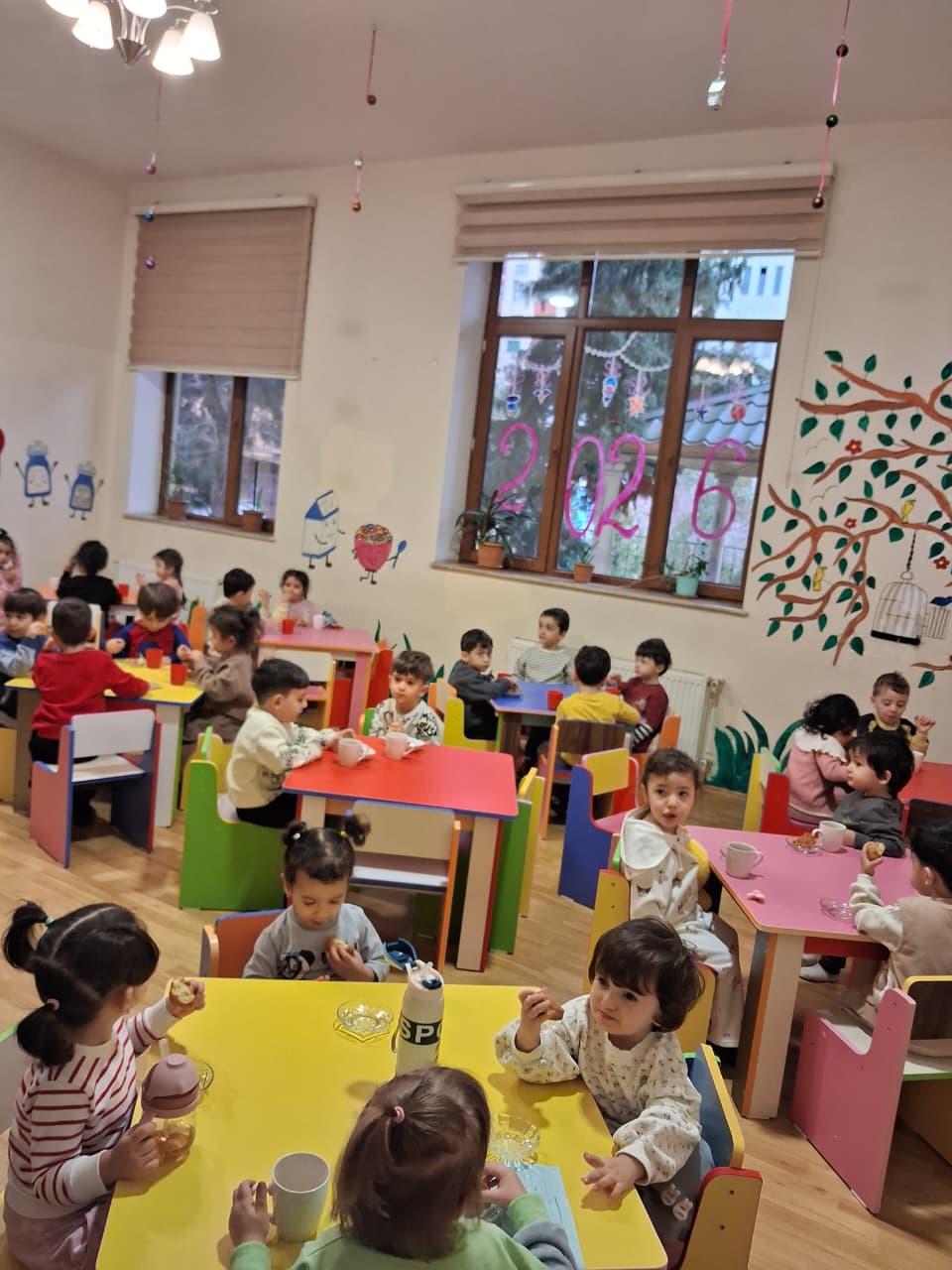 Pöhrə uşaq bağçasının yemək otağı - uşaqlar üçün stol və stullar, rəngli boşqablar