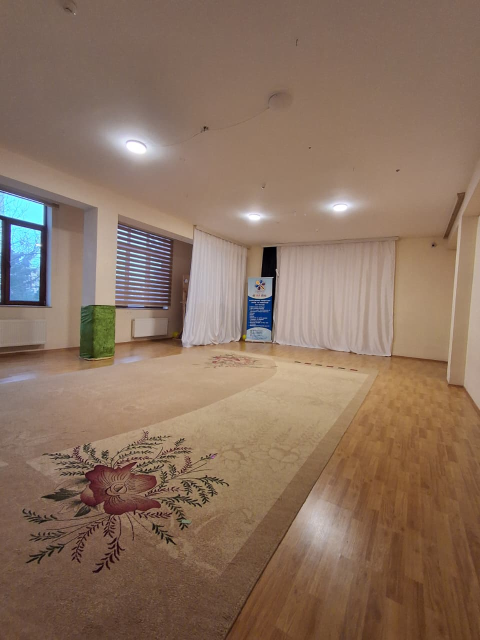 Pöhrə uşaq bağçasının zalı - tədbirlər üçün geniş və işıqlı məkan